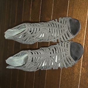 Well-kept High heel open toe sandal Grey suede Zip-back Women's 6.5 M G by Guess